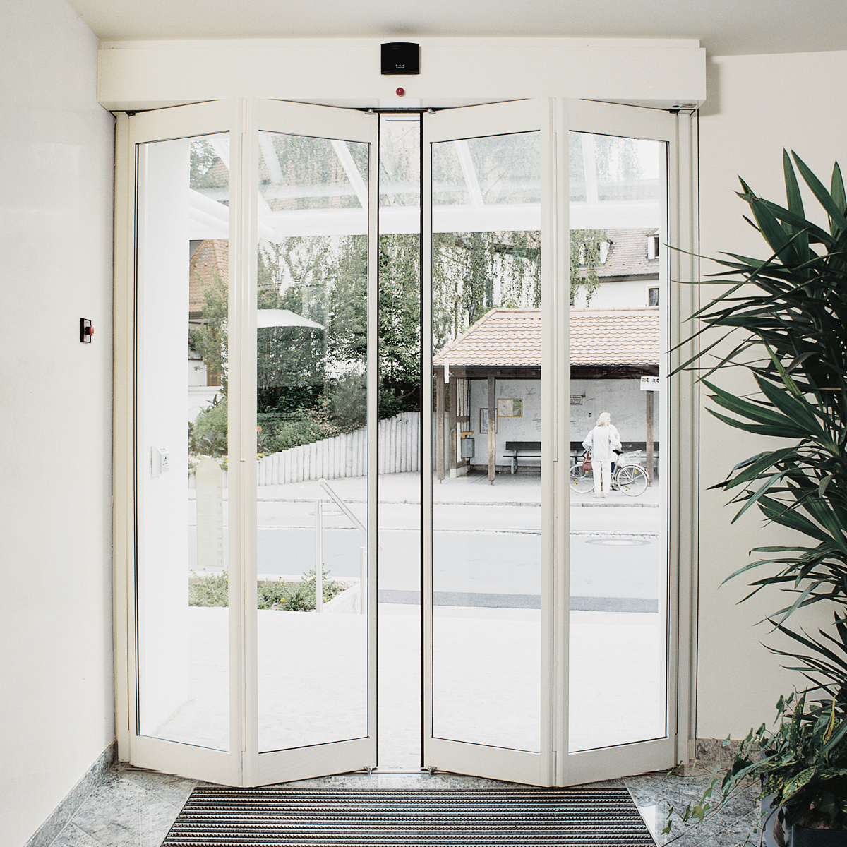 Puertas automaticas abatibles