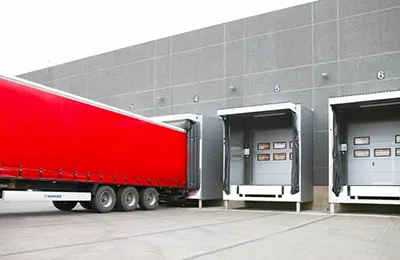 Muelle de carga y camión
