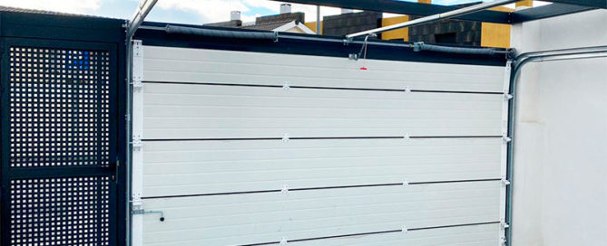 ¿Cómo funciona el montaje de puertas seccionales?