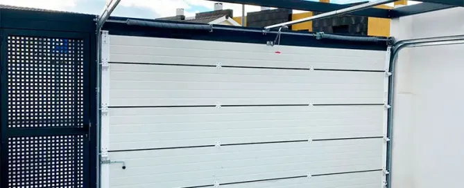 ¿Cómo funciona el montaje de puertas seccionales?