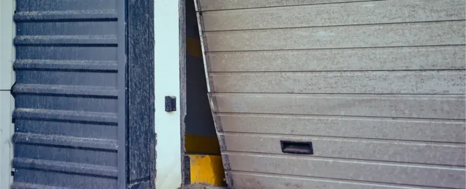 Cómo arreglar una puerta de garaje atascada