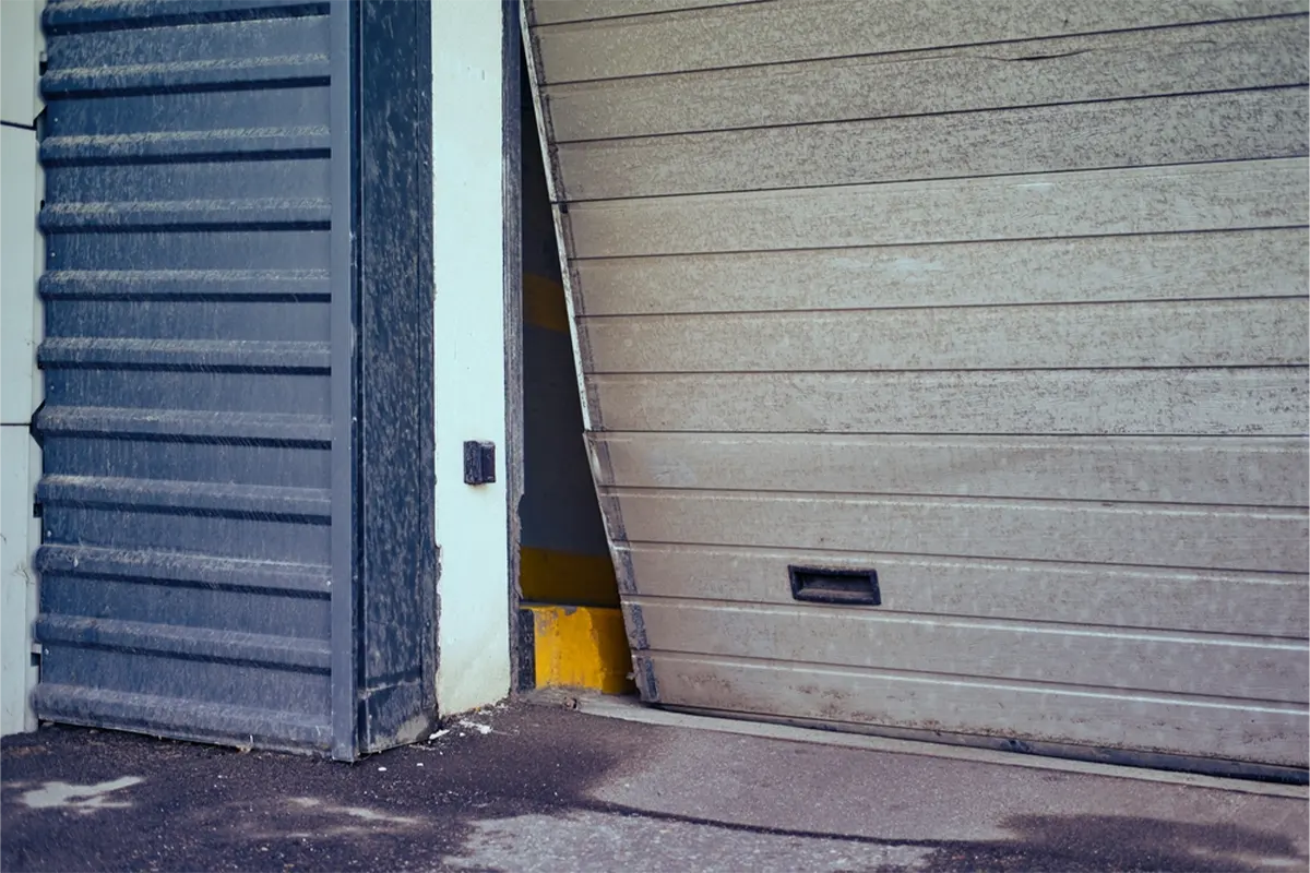 Cómo arreglar una puerta de garaje atascada