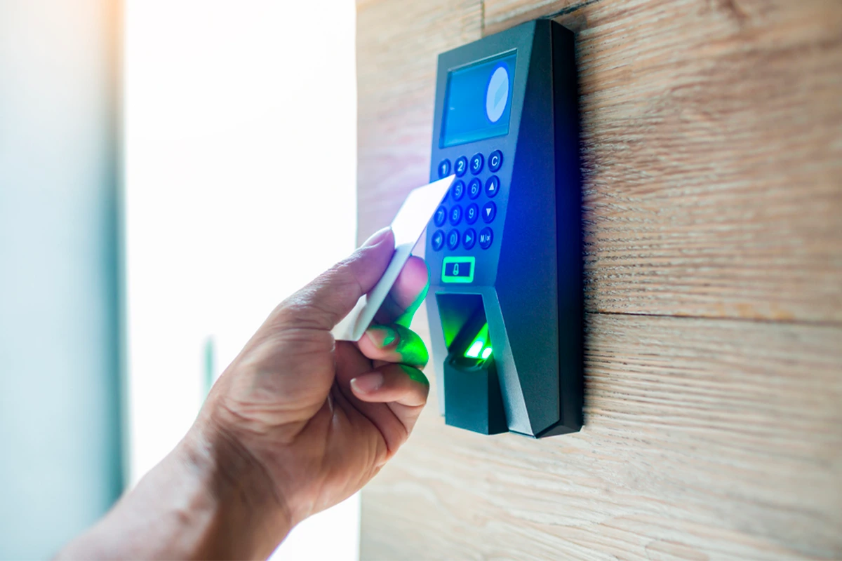 Los beneficios de una puerta de garaje con control de acceso