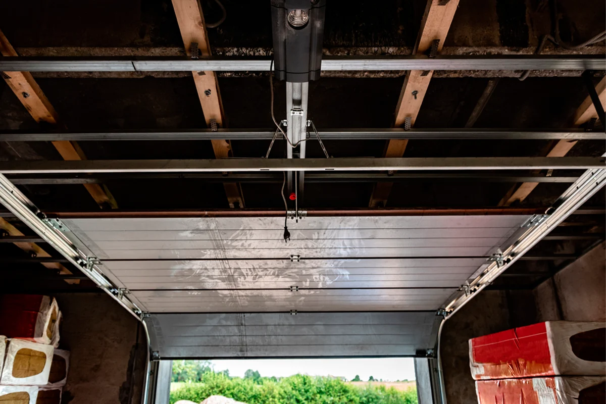 ¿Puertas de garaje seccionales o enrollables? Descubre cuál es la mejor opción