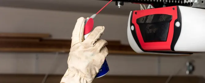 ¿Tu puerta de garaje hace ruido? Aquí tienes la solución