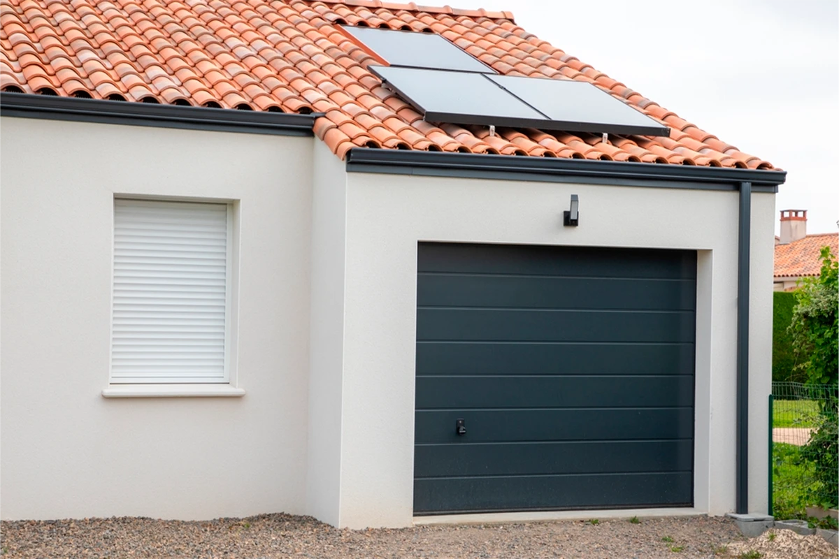 Puertas de garaje con paneles solares: La energía sostenible al servicio de tu hogar