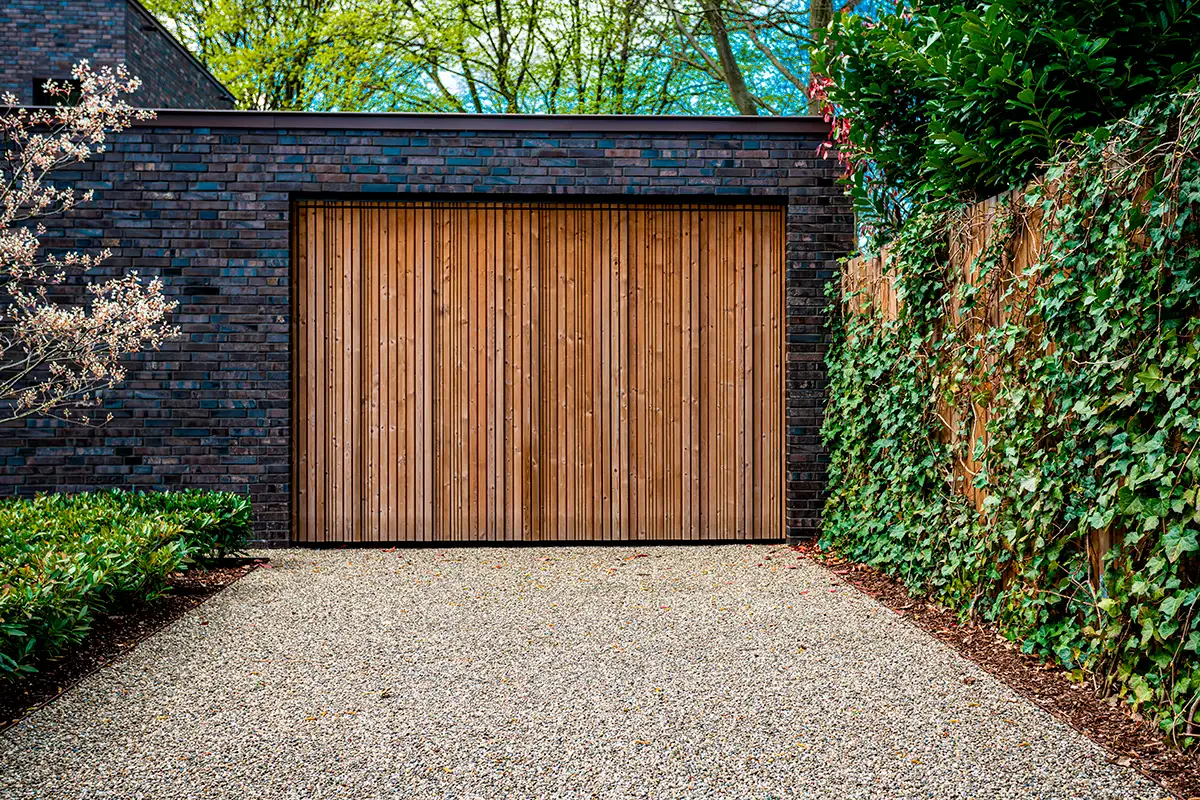 Puertas plegables de garaje: La solución perfecta para espacios reducidos