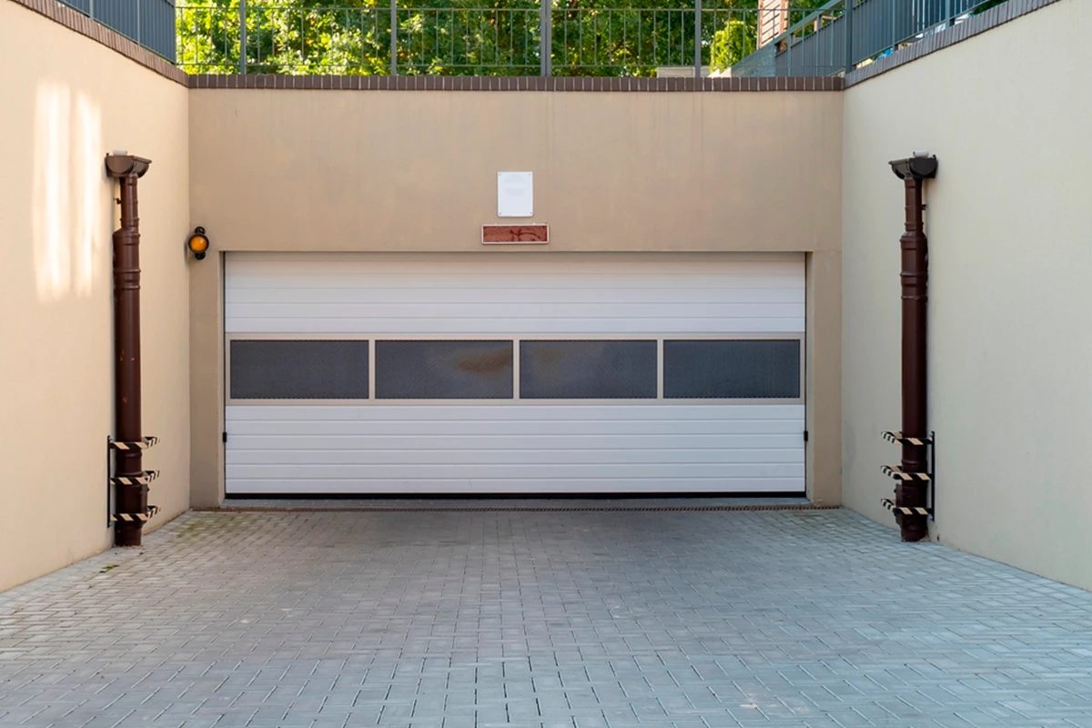 ¿Cuándo es el momento adecuado para reemplazar tu puerta de garaje?