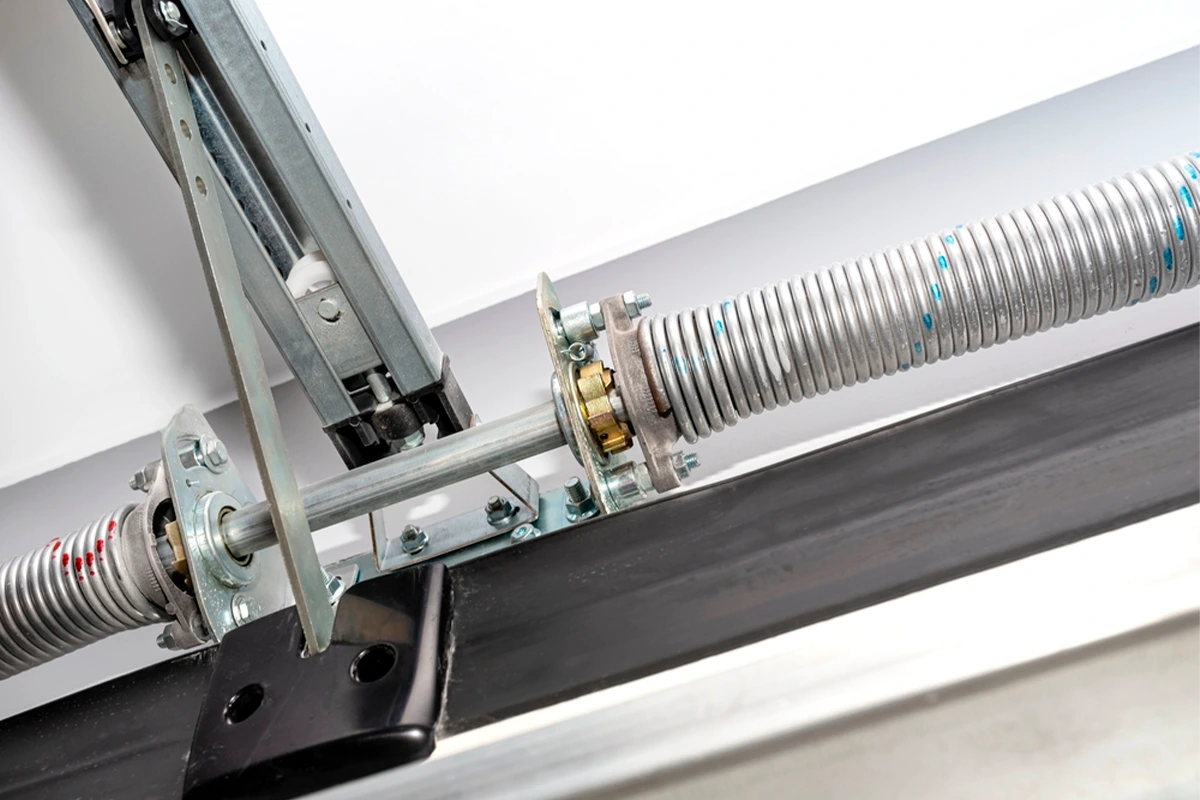 Cómo reparar los muelles de torsión de tu puerta de garaje