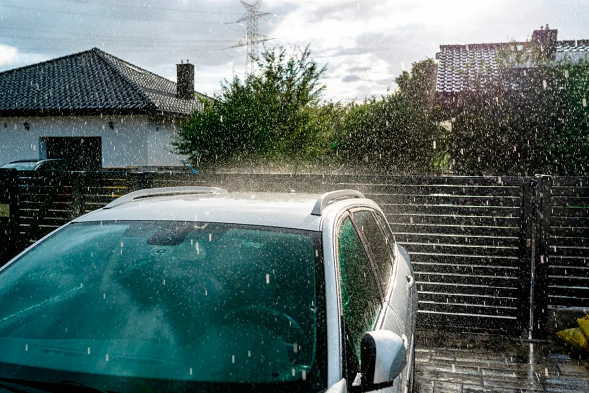 Cómo mantener tu puerta de garaje impecable durante la temporada de lluvias