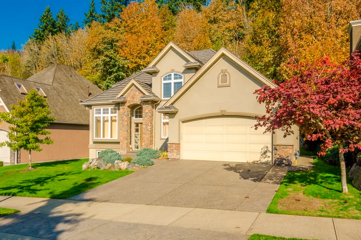 Mantenimiento de las puertas de garaje en otoño: consejos prácticos