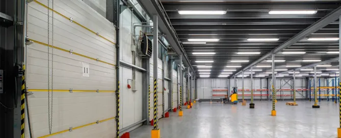 Los diferentes tipos de puertas industriales y sus aplicaciones