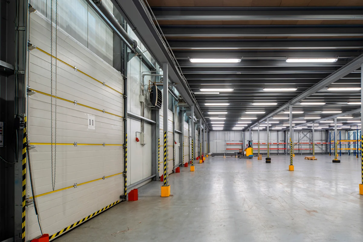 Los diferentes tipos de puertas industriales y sus aplicaciones