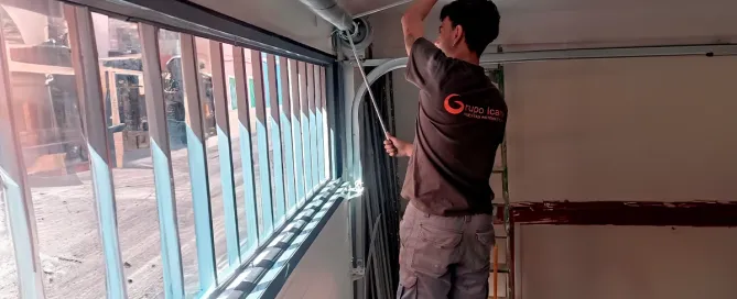 Cómo sustituir un muelle de torsión de una puerta de garaje