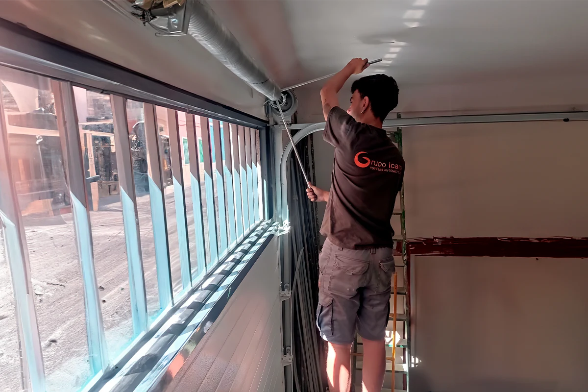 Cómo sustituir un muelle de torsión de una puerta de garaje