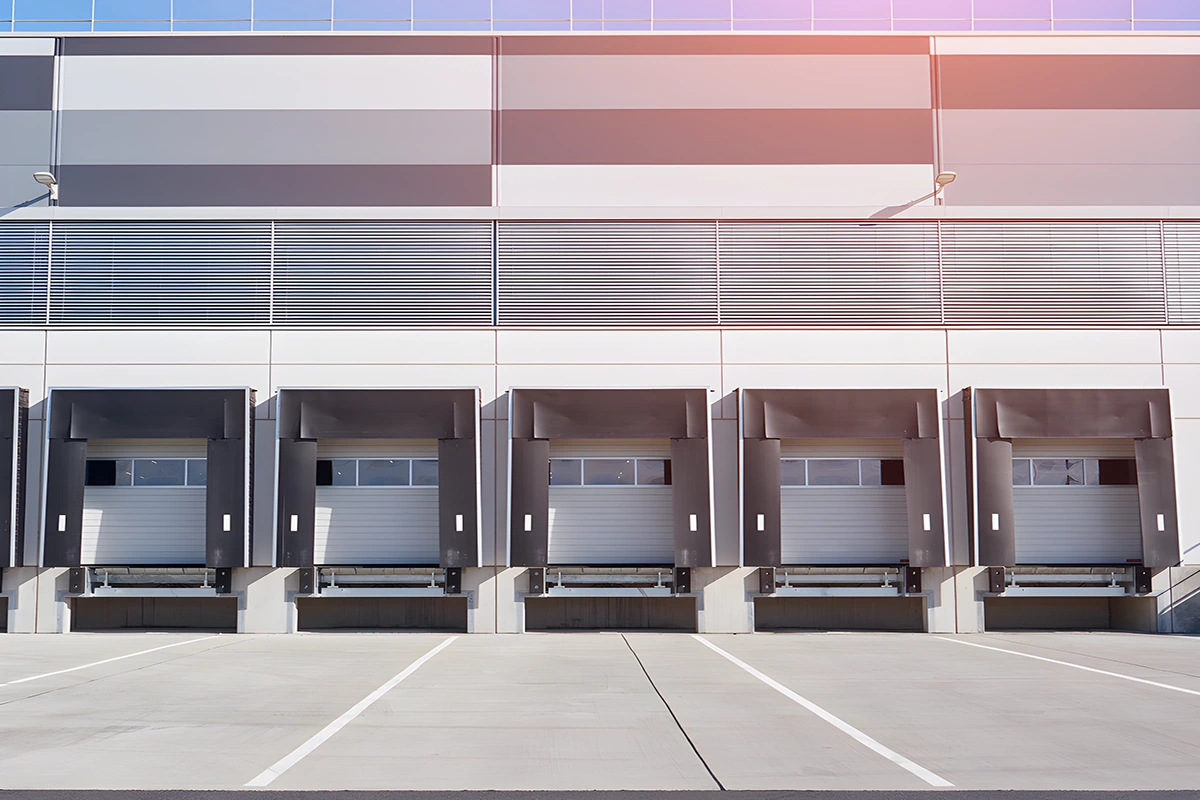 ¿Qué normativas regulan los muelles de carga?