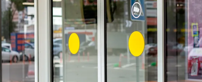 Beneficios de las puertas de cristal automáticas en comercios
