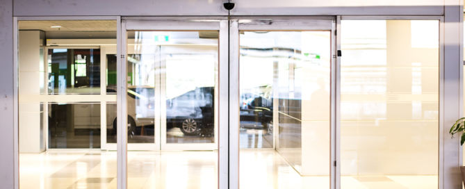 Transformar e innovar en negocios con puertas automáticas de cristal