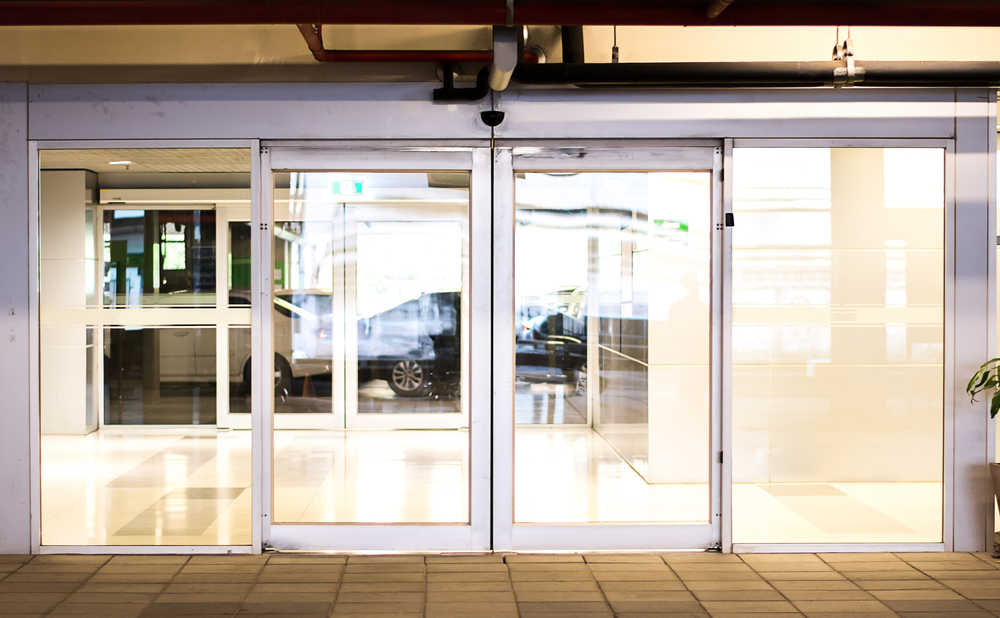 Transformar e innovar en negocios con puertas automáticas de cristal
