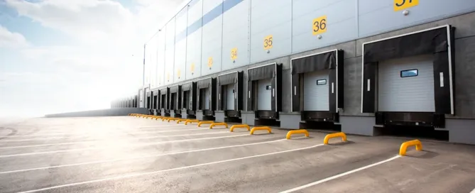 Muelles de carga para camiones vs. plataformas de carga: ¿Cuál es la mejor opción?