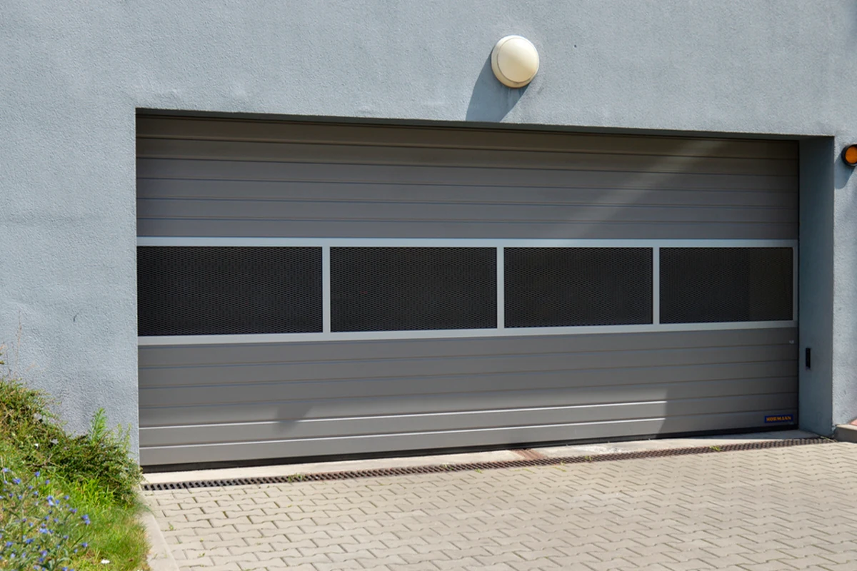 Puertas de garaje baratas: ¿Es recomendable comprarlas?