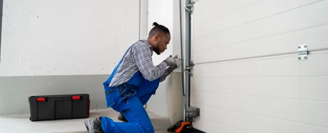 Cómo sustituir las guías de una puerta seccional