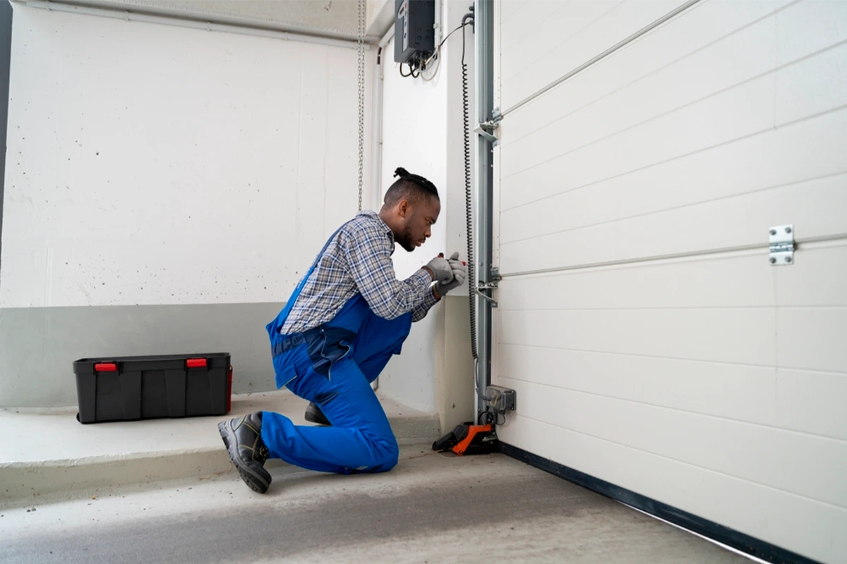 Cómo sustituir las guías de una puerta seccional