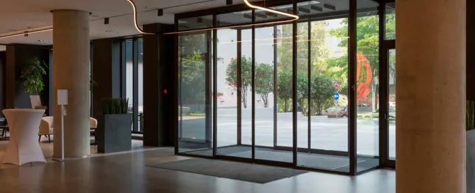 Cómo las puertas automáticas para comercios mejoran la experiencia del cliente