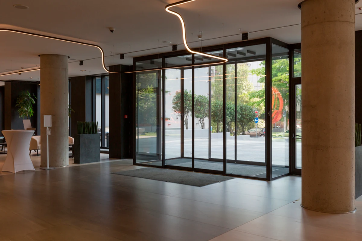 Cómo las puertas automáticas para comercios mejoran la experiencia del cliente