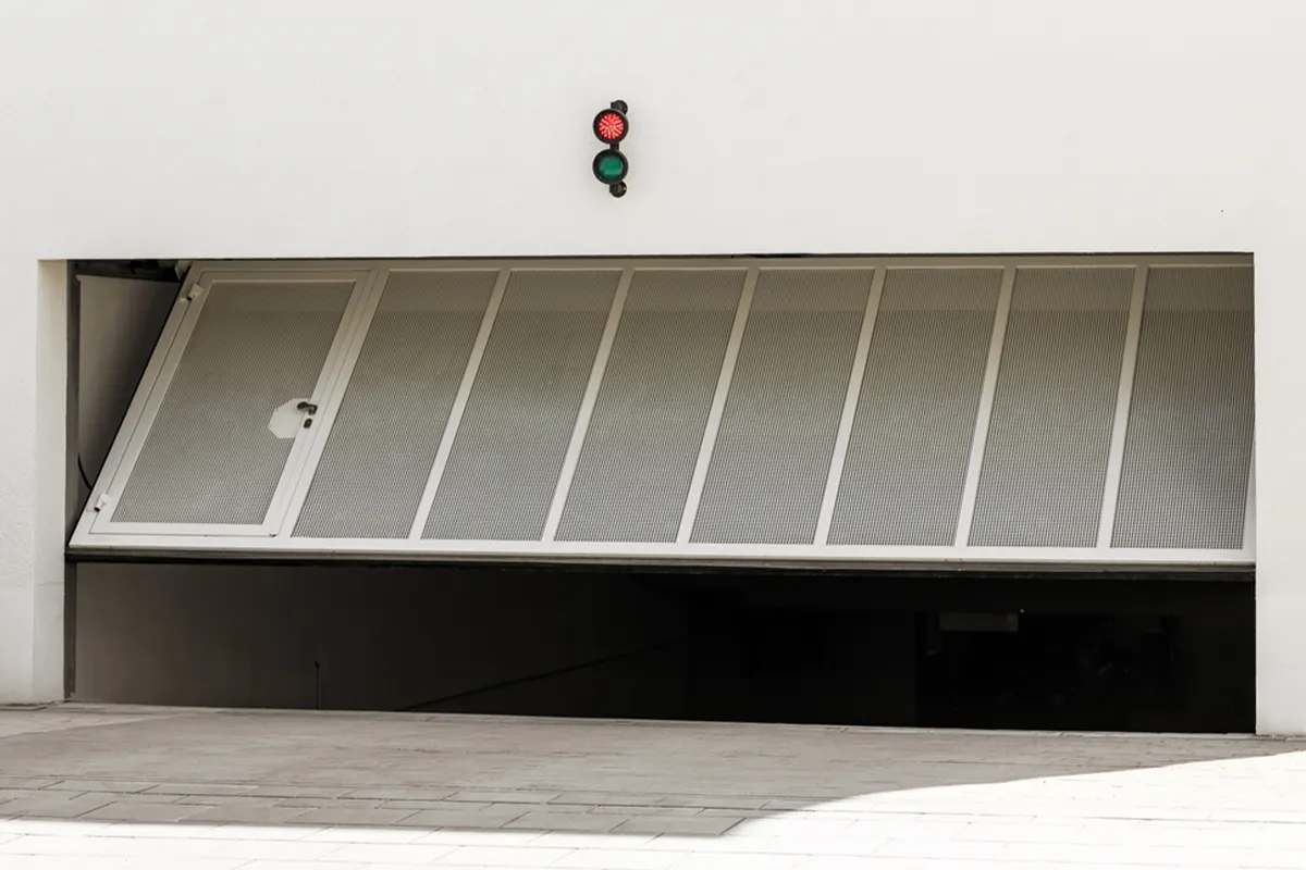 Soluciones integrales: Puertas basculantes de garaje para negocios y residencias