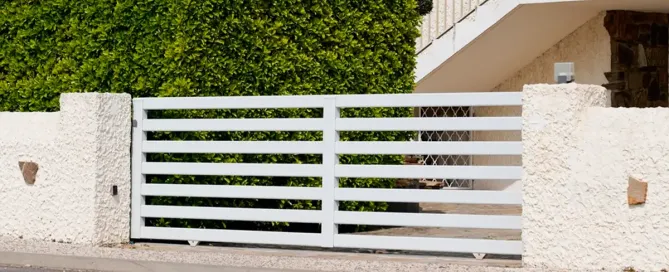 Cómo cambiar las ruedas de una puerta de garaje corredera