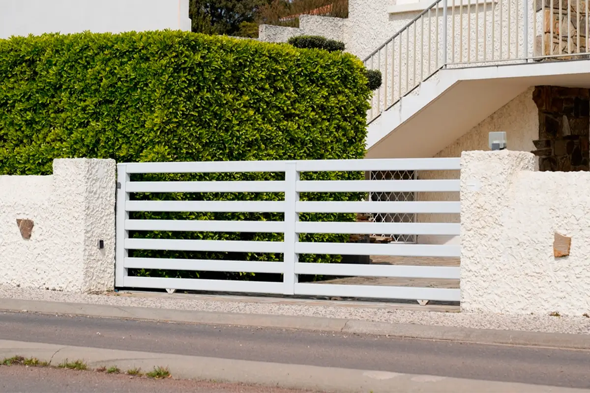 Cómo cambiar las ruedas de una puerta de garaje corredera