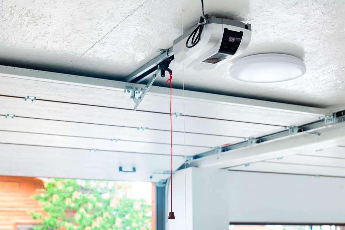 La selección del motor adecuado para una puerta de garaje es una decisión técnica que requiere un análisis detallado de las opciones disponibles. En este contexto, la comparación entre motores hidráulicos y electromecánicos es fundamental. Abordaremos las diferencias entre motores hidráulicos y electromecánicos para puertas de garaje, con el objetivo de proporcionar una perspectiva clara y profesional sobre cómo estas tecnologías se ajustan a diversas necesidades y contextos operativos.