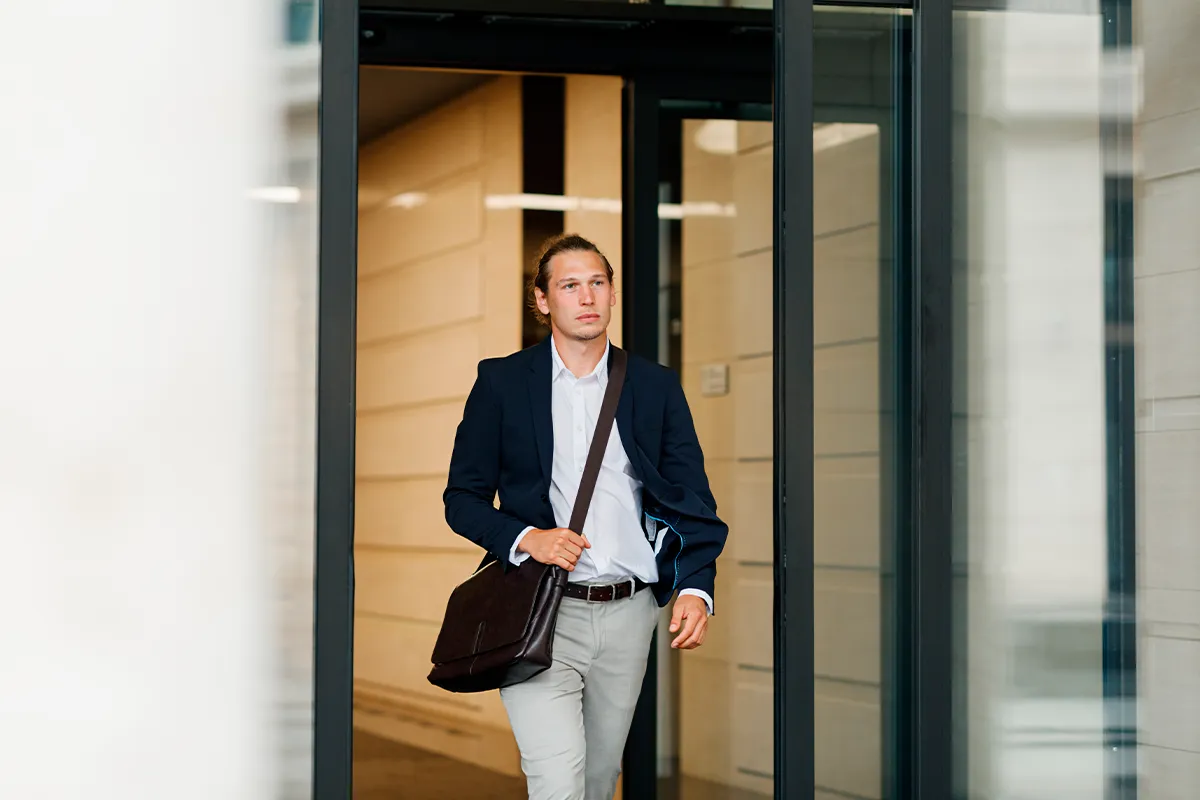 Errores comunes en la instalación de puertas automáticas de cristal y cómo evitarlos