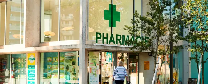 Beneficios de automatizar una puerta de farmacia