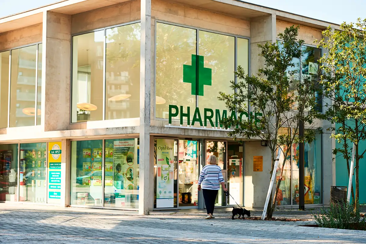 Beneficios de automatizar una puerta de farmacia