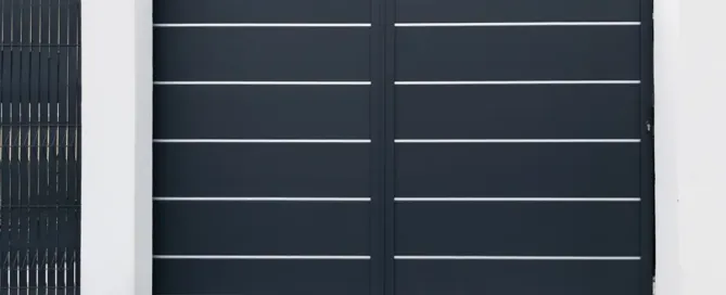Comparativa: Puertas abatibles vs. enrollables para garaje