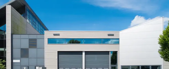 Soluciones de puertas automáticas para espacios industriales