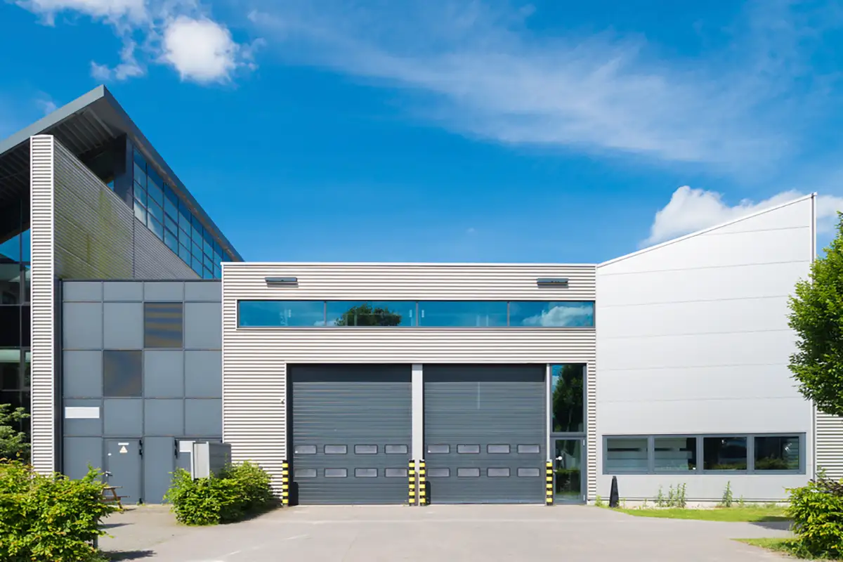 Soluciones de puertas automáticas para espacios industriales