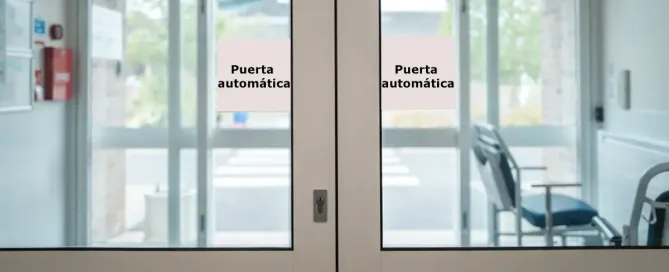 Una puerta de cristal automática como ejemplo de averías comunes en puertas automáticas de cristal