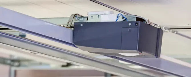 Un motor de garaje como muestra para poder desbloquear una puerta automática correctamente