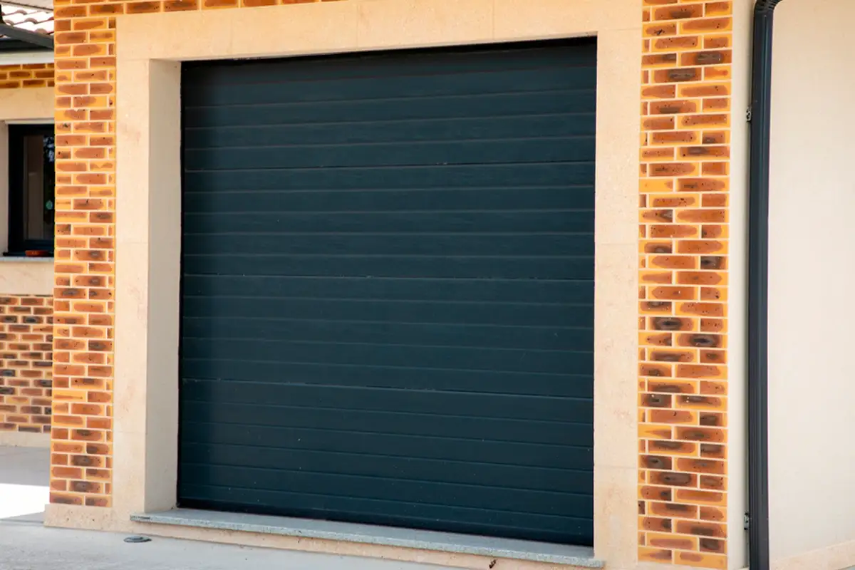 Evita errores comunes al comprar una puerta de garaje