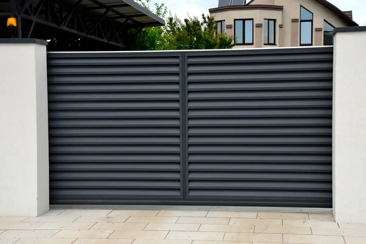 Puertas correderas vs. puertas abatibles: ¿Cuál es la mejor opción para tu garaje?