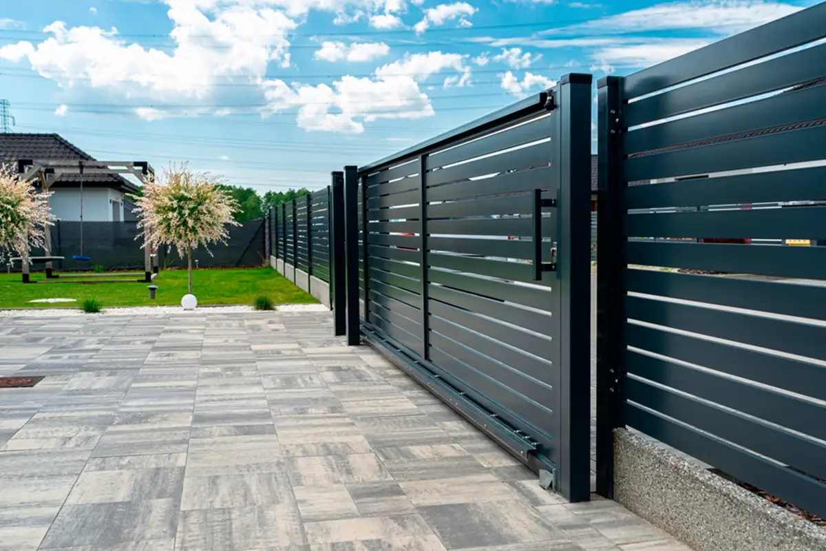 Puertas correderas vs. puertas abatibles: ¿Cuál es la mejor opción para tu garaje?