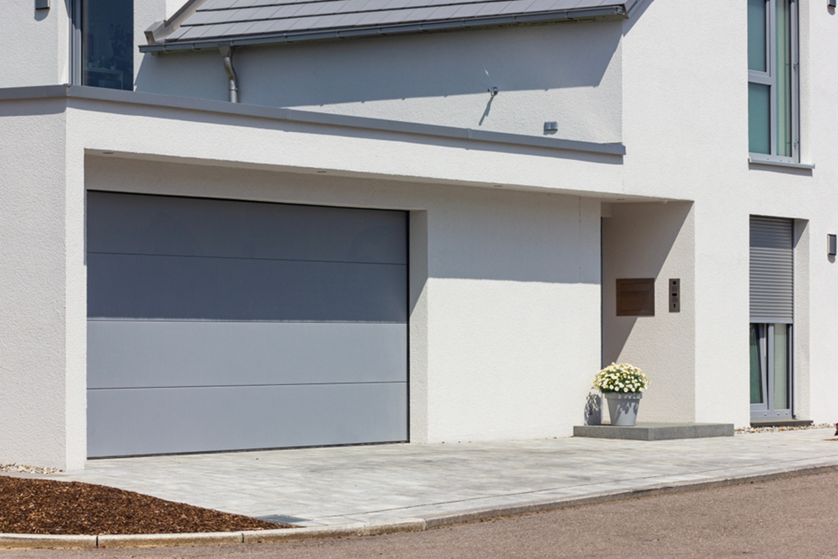 Qué hacer con tu puerta automática antes de unas vacaciones largas