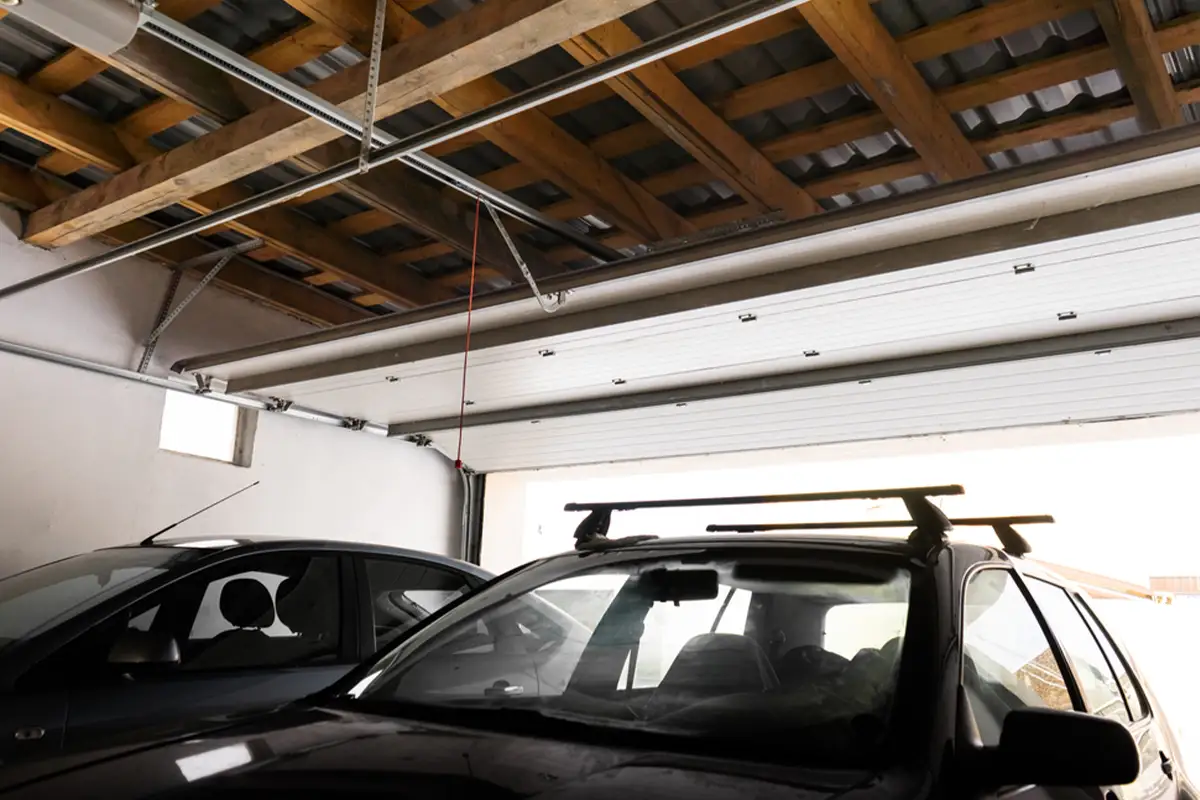 Rieles y guías para puertas de garaje: funcionamiento, mantenimiento y solución de problemas