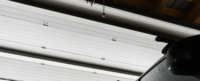 Rieles y guías para puertas de garaje: funcionamiento, mantenimiento y solución de problemas