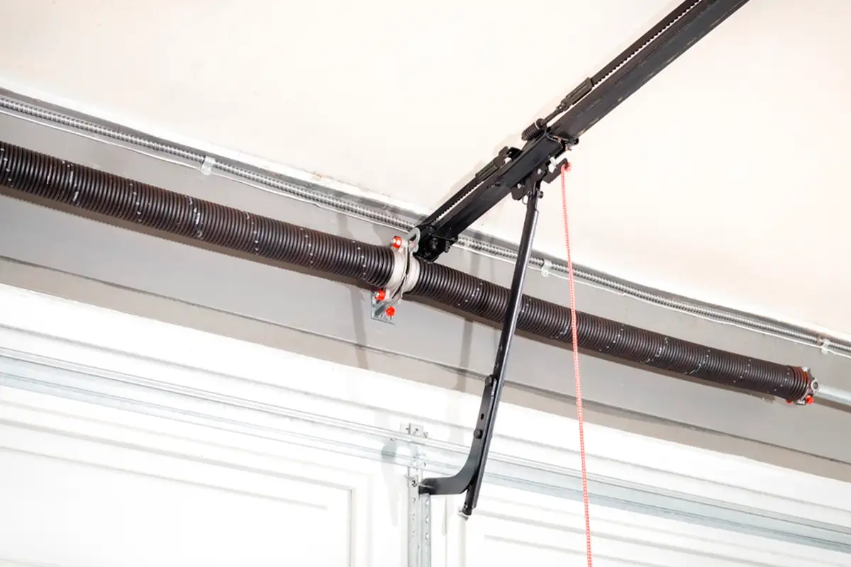 Cómo realizar el mantenimiento a un motor de puerta seccional de garaje