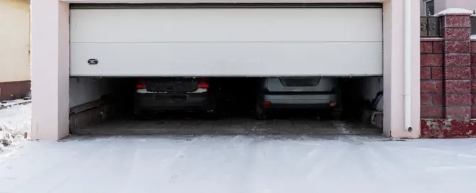 Cómo realizar el mantenimiento a un motor de puerta seccional de garaje