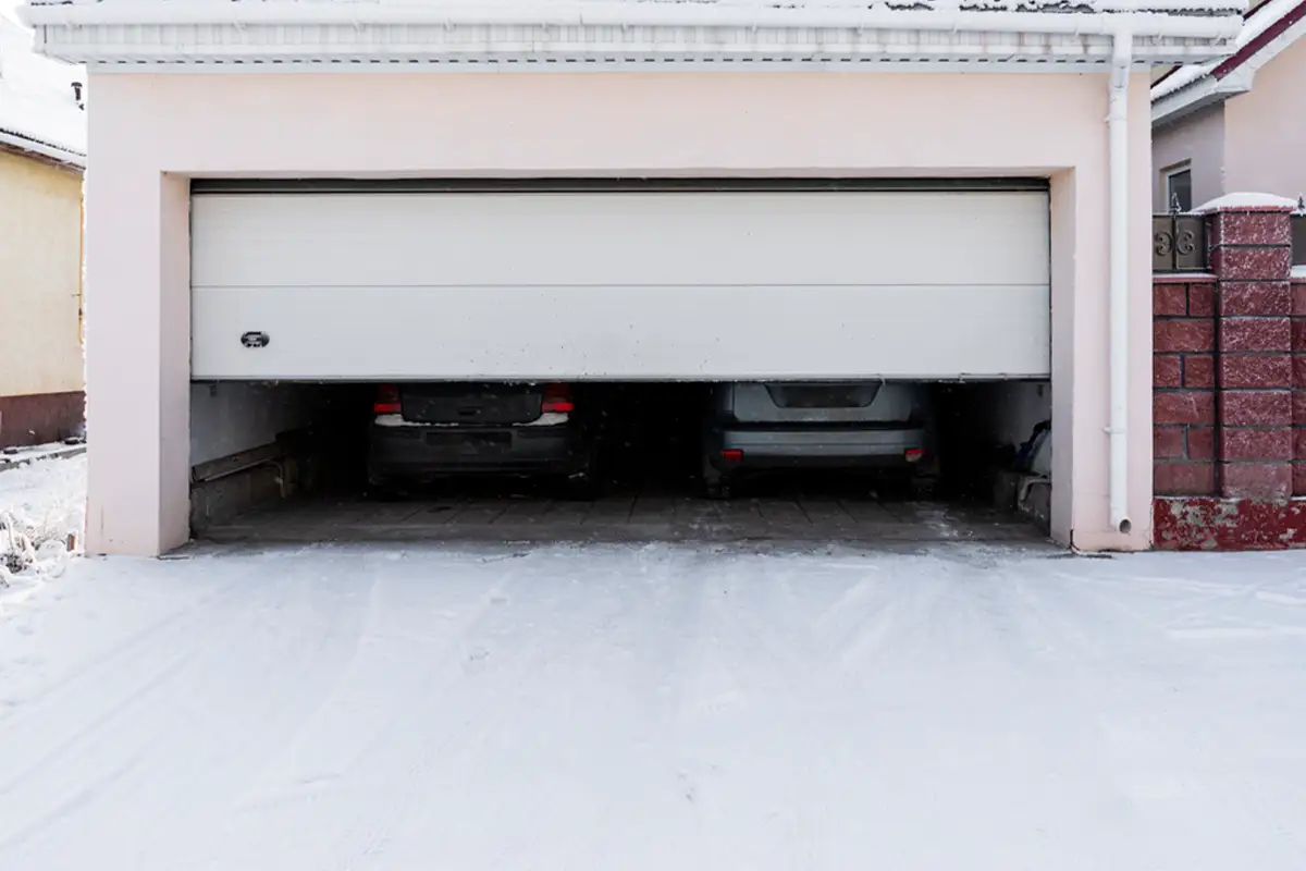 Cómo realizar el mantenimiento a un motor de puerta seccional de garaje